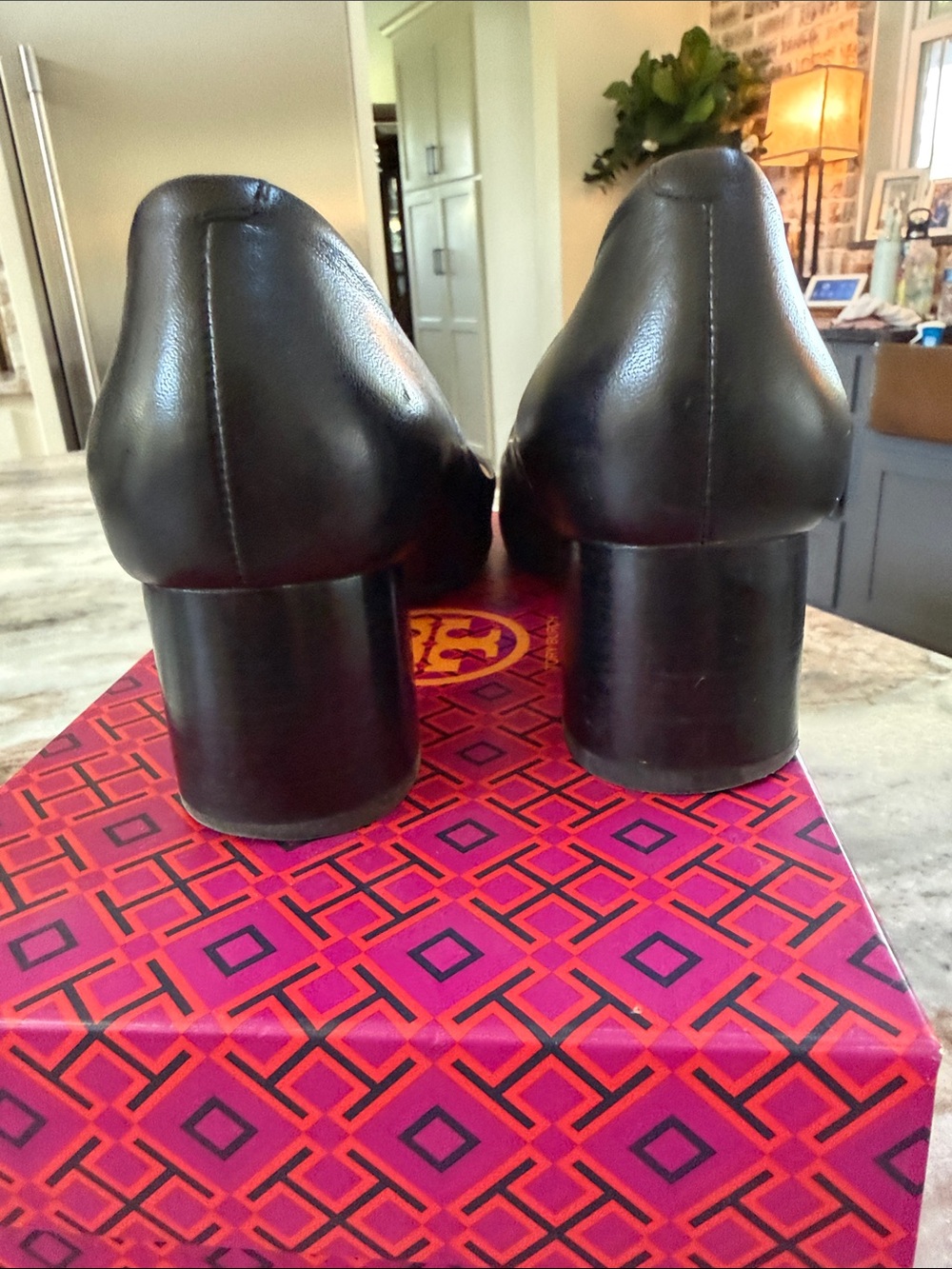 TORY BURCH Hope Pump black leather w/ Gold emblem sz 9.5 - Picture 4 of 6
